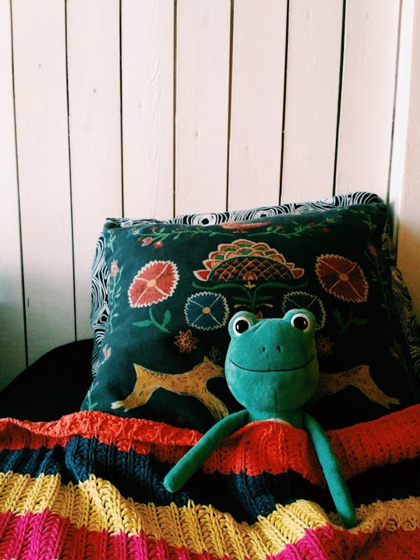Découvrez la peluche verte meme : douceur et tendresse garanties