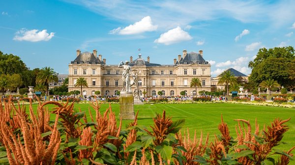 Aménagez un parterre de fleurs éblouissant devant chez vous